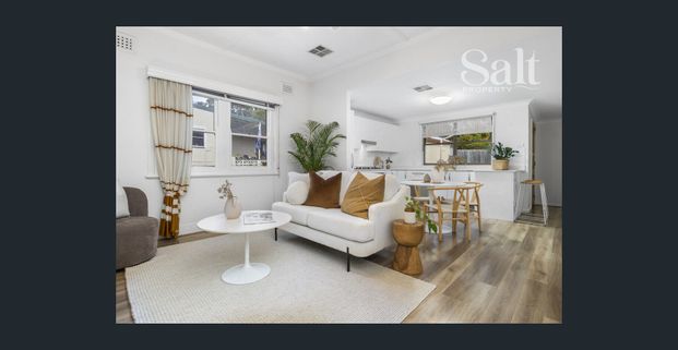 Move in ready with two garages - 6 month lease - Photo 1