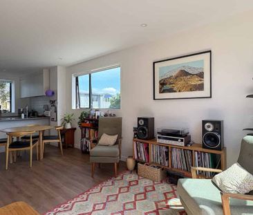 Award-Winning New Townhouse -3 bedroom 2 bathroom - Photo 2