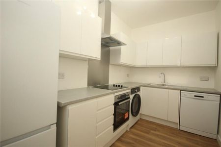 3 Bed Flat, Streatham High Road, SW16 - Photo 3