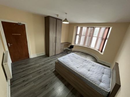 8 bedroom semi-detached house to rent - Photo 4