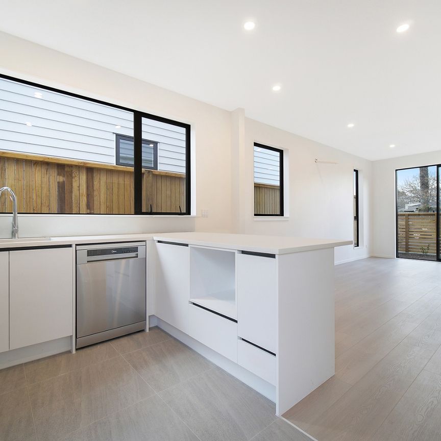 Brand-New 2-Bedrooms 2 bathrooms Townhouse in Onehunga - Photo 1
