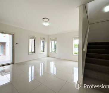 WELL PRESENTED FOUR BEDROOM TOWNHOUSE IN WELL MAINTAINED COMPLEX! - Photo 1