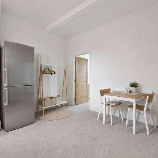 Pavilion Terrace, London, W12 - Photo 1