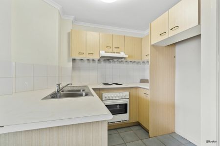 Unfurnished Second Floor Apartment in the Heart of Chevron Island - Photo 4