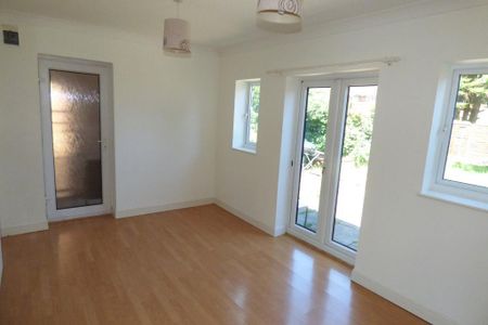 3 bedroom semi-detached house to rent - Photo 5