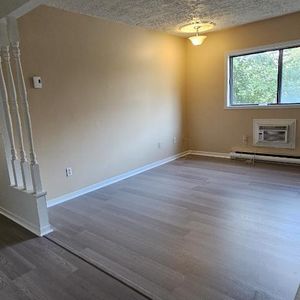 4 1/2 dans Triplex près des Galeries d'Anjou - Photo 2