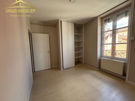 Location Appartement 2 pièces 51m² CHARLIEU 42190 - Photo 3