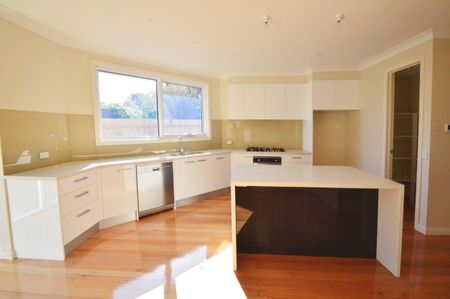 IMPRESSIVE TOWNHOUSE IN MOUNT WAVERLEY SCHOOL ZONE (STSA) - Photo 5