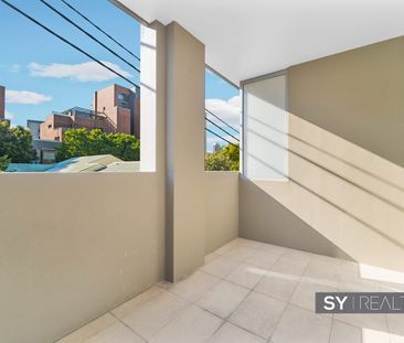 North facing one Bedroom apartment in heart of GLEBE - Photo 2