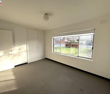 Charming Two Bedroom Apartment in the Heart of Essendon - Photo 1