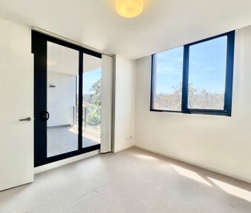 Spacious Two bedroom One bathroom One carpark space! - Photo 3