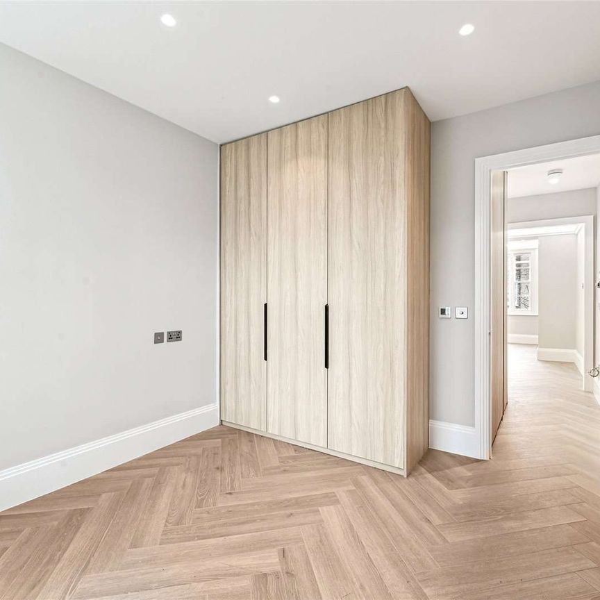 Beautiful newly renovated two bedroom apartment located on a peaceful Knightsbridge garden square. - Photo 1