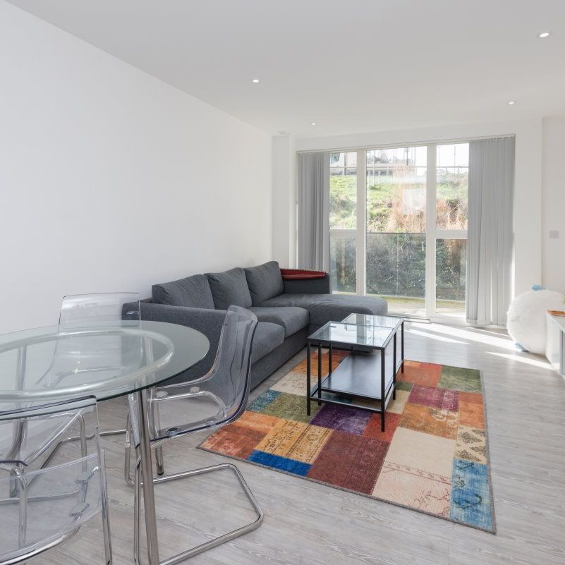 Embankment House - Photo 1