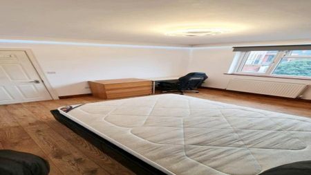 1 bedroom in a house share to rent - Photo 3