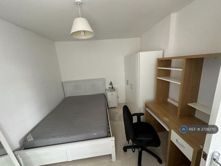 4 bedroom semi-detached house to rent - Photo 3