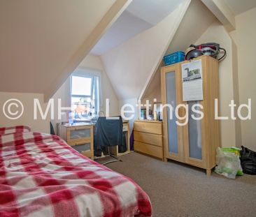 4 Bedroom Mid Terraced House for rent in Manor Drive - Photo 3