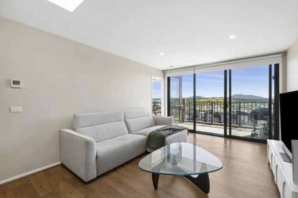 Top floor apartment with views to Black Mountain! - Photo 1