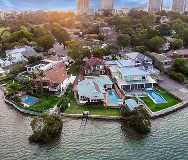 Spectacular Water Views in a Prestigious Location - Photo 6