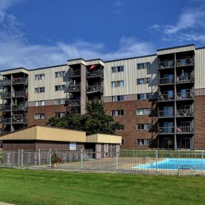 GRAND 4 ½ UNITÉ DE COIN À CHARLESBOURG - AU DERNIER ÉTAGE 1315$/MOIS TOUT INCLUS! POUR JUILLET - Photo 2