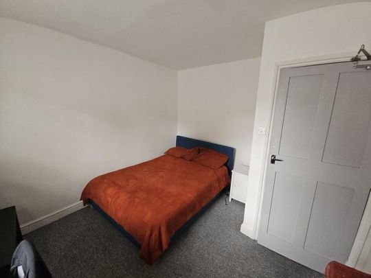 1 bedroom in a flat share to rent - Photo 1
