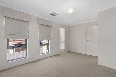 Stylish & Spacious Townhouse! - Photo 5