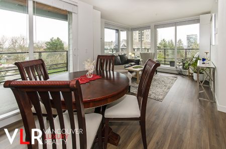 Condo in North Vancouver, BC - Photo 4