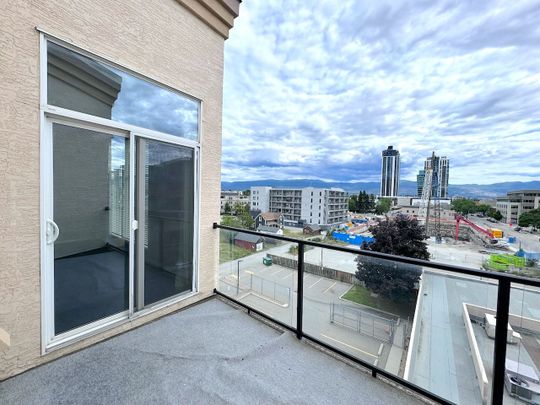 Avail. Dec 1st: Downtown – Top floor, 1 bedroom condo - Photo 1