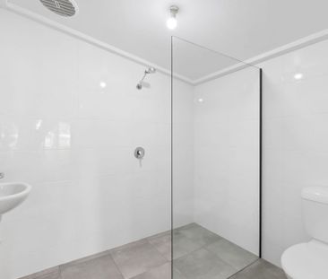 Spacious 4-Bedroom Home in Nerang– Electricity, Water & Wifi Included! - Photo 6