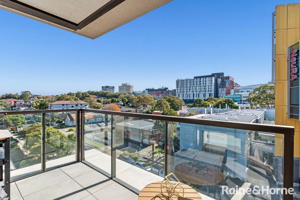 Sun-Drenched Designer Apartment with Lift Access in Prime Lifestyle Location - Photo 1