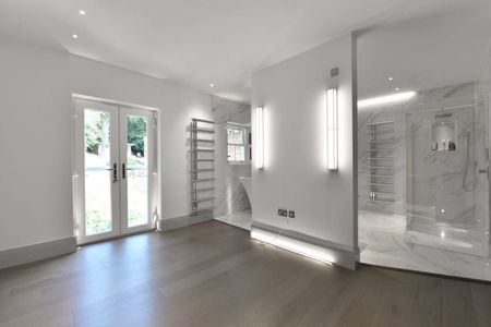 Modern family home which sits in around an acre of grounds with self contained annexe - Photo 2
