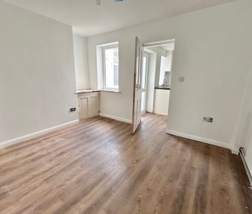3 bedroom Attractive Three Bedroom Home to rent - Photo 5