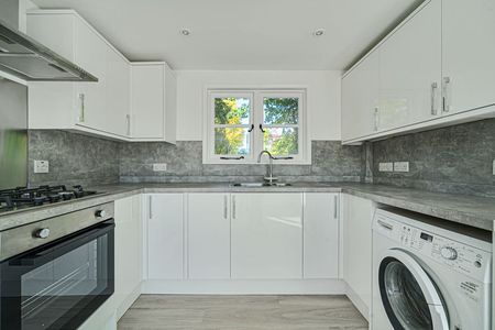 Meadrow, Godalming, Surrey, GU7 - Photo 4