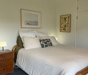 Fully renovated, sun soaked Hillcrest Haven - Photo 6