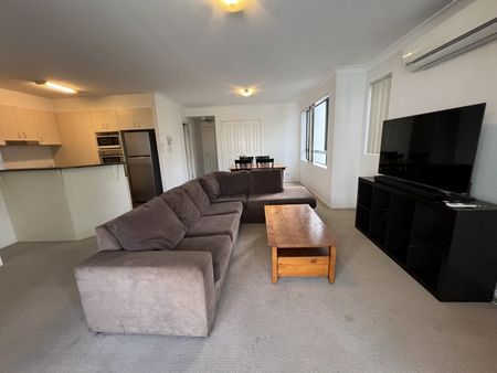 Modern 2 bedroom 2 bathroom furnished apartment in a beach complex in Burleigh Heads - Photo 4