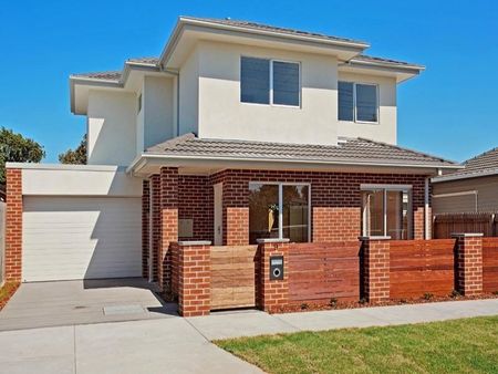 MODERN AND STYLISH 3 BEDROOMS PLUS STUDY - STREET FRONTAGE! - Photo 3