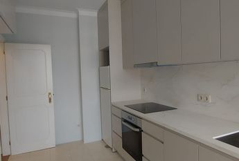 Apartamento T4 para Arrendamento com Garagem em zona prestigiada no Porto