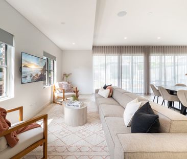 Spacious Five-Bedroom Family Home with Pool in Prime Location - Photo 6