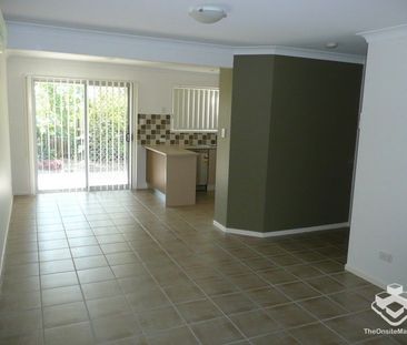 Beautiful townhouse in great location! Available now! - Photo 2