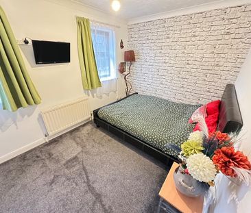 3 bedroom end of terrace house to rent - Photo 3