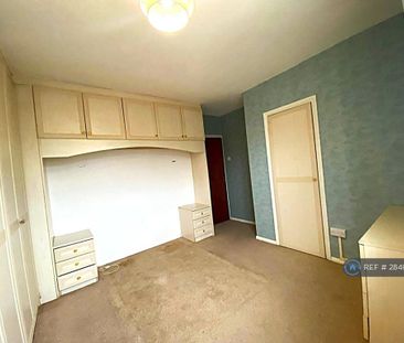 3 bedroom flat to rent - Photo 4