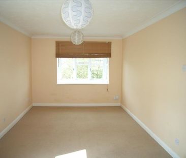 Mangles Road, Guildford - 1 bedroomProperty for lettings - Seymours - Photo 2