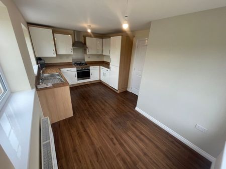 3 bed Town House - To Let - Photo 4