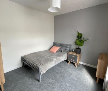 4 bedroom end of terrace house to rent - Photo 2