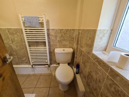 1 bedroom in a house share to rent - Photo 5