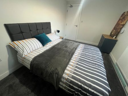 Tonge Moor Road, Bolton - Photo 2