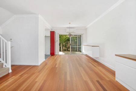 Stylish 4-Bedroom Townhouse in Maroubra - Photo 3