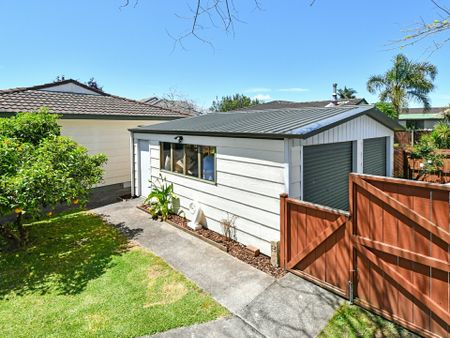 This cozy three bedroom home is looking for its new tenants. - Photo 2