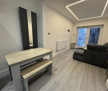 5 bedroom house to rent - Photo 1