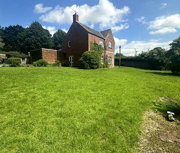 5-bedroom Lodge house situated in the Grade I listed parkland of Castle Hill Estate; recently refurbished; one-time Estate Office with parquet flooring on GF; private garden; double garage. - Photo 1