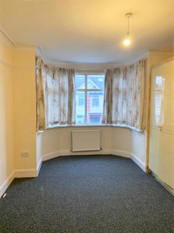 4 bedroom semi-detached house to rent - Photo 5